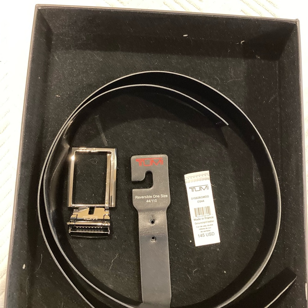 Tumi men’s belt.  Reversible. Black.